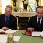 Signature de l'accord Google sur la presse par Francois Hollande et Eric Schmidt