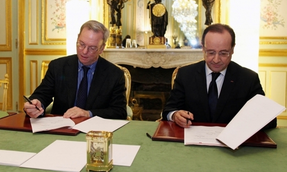 Signature de l'accord Google sur la presse par Francois Hollande et Eric Schmidt