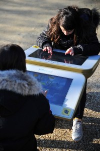 La tablette de jeu de JC Decaux pour les enfants dans les parcs